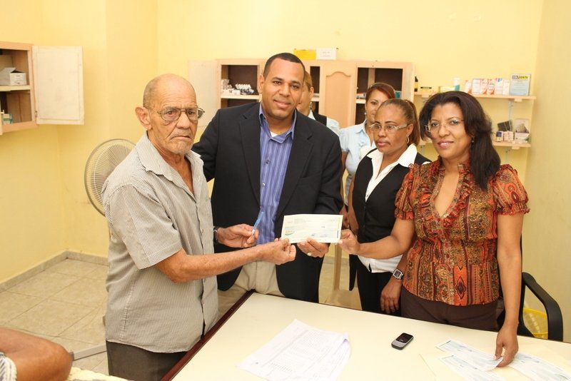 Entregan cheques envejecientes en Tamboril